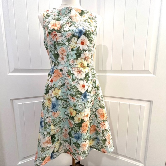 Forever 21 Dresses & Skirts - Floral Mini Dress Fit & Flare Sweet Feminine Sleeveless V Back Garden Print M